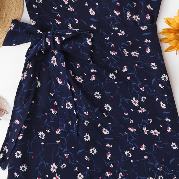 🏆⭐️🆕Navy floral bow front wrap hem dress - Picture 5 of 7